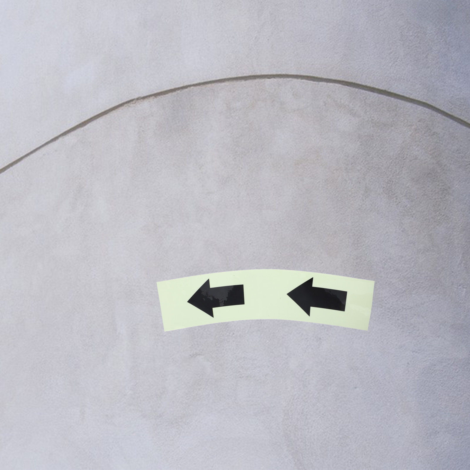 暗闇で光る矢印テープ、反射素材を使用した方向指示用床マーキン - Emergency Exit Sign のレビューと価格